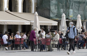 ep varias personas en la terraza de un bar a 18 de septiembre de 2021 en a coruna galicia espana