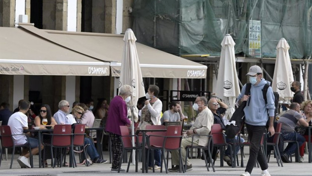 ep varias personas en la terraza de un bar a 18 de septiembre de 2021 en a coruna galicia espana