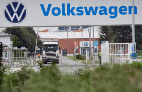 ep vista de la puerta principal de la fabrica de volkswagen navara