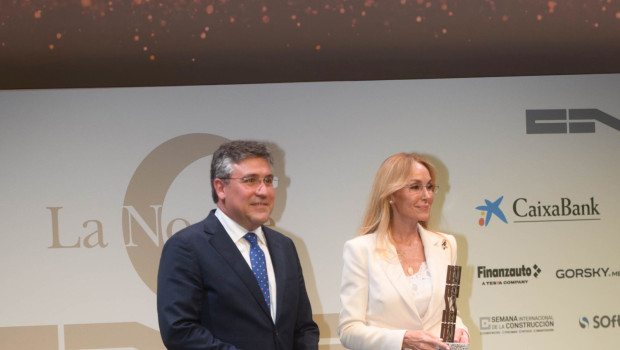 esther alcocer koplowitz presidenta del grupo fcc recogi el premio de manos de pedro fernndez aln presidente de la cnc 