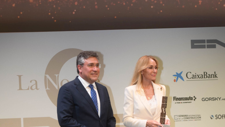 esther alcocer koplowitz presidenta del grupo fcc recogi el premio de manos de pedro fernndez aln presidente de la cnc esther alcocer koplowitz presidenta del grupo fcc recogi el premio de manos de pedro fernndez aln presidente de la cnc