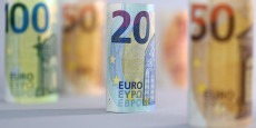 illustration de billets de banque en euros 20241017190314 