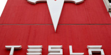 le logo du constructeur automobile tesla est visible a berne 