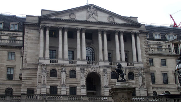 El Banco de Inglaterra cumple con lo previsto y sube los tipos 50 puntos básicos, hasta el 4%