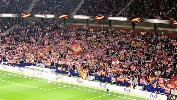 ep aficionados del atletico protestan por el nuevo escudo