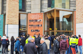 ep agricultores concentrados delante del auditorio de zaragoza donde se esta celebranod el xxi