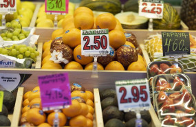 ep archivo   diferentes frutas en una fruteria en un puesto de un mercado