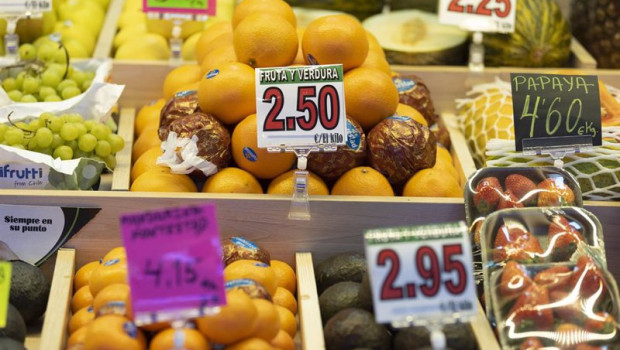 ep archivo   diferentes frutas en una fruteria en un puesto de un mercado