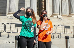 ep archivo   dos mujeres con una camiseta de stop desahucios durante una manifestacion ante el