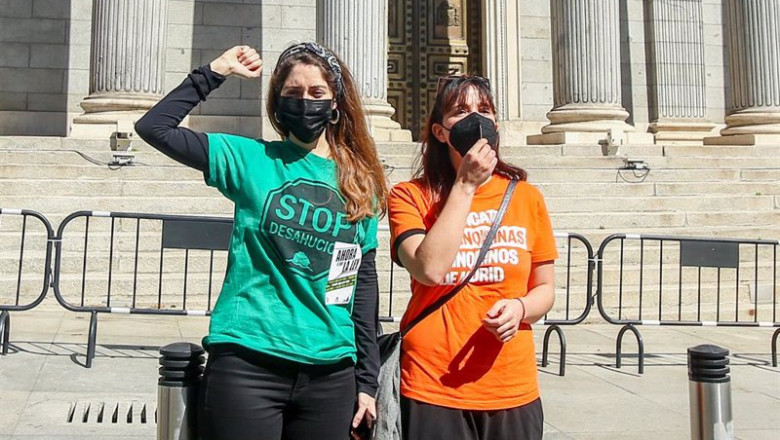 Archivo - Dos mujeres con una camiseta de `Stop desahucios´ durante una manifestación ante el Congreso celebrada el pasado mes de marzo | Ricardo Rubio - Europa Press - Archivo ep archivo dos mujeres con una camiseta de stop desahucios durante una manifestacion ante el