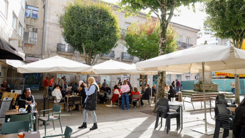 ep archivo   grupos de comensales sentados en una terraza de un establecimiento