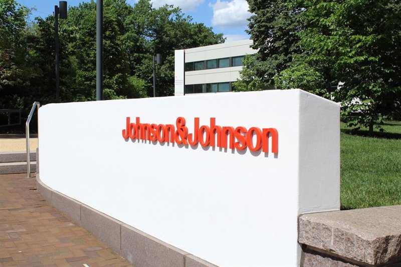 Johnson & Johnson mantiene sus ganancias en 5.534 millones y eleva previsiones