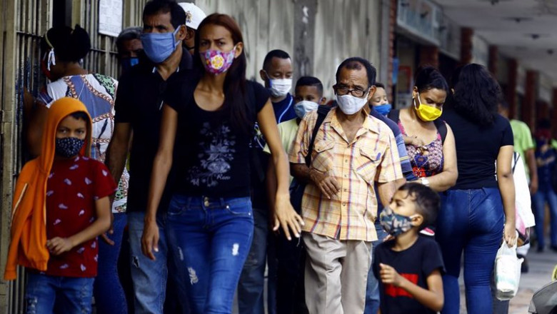 Archivo - Personas con mascarilla en Venezuela | JUAN CARLOS HERNANDEZ / ZUMA PRESS / CONTACTOPHOTO ep archivo - personas con mascarilla en venezuela