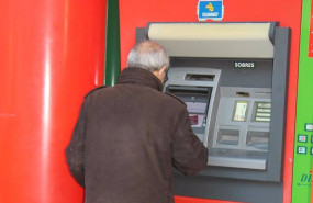 ep archivo   un hombre mayor utiliza un cajero automatico