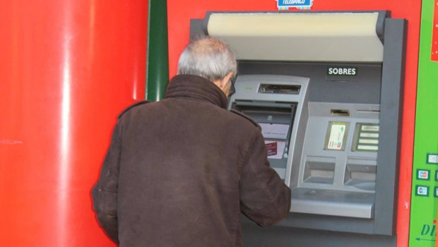 ep archivo   un hombre mayor utiliza un cajero automatico