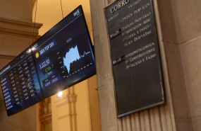 ep archivo   un panel del ibex 35 en el palacio de la bolsa de madrid en madrid espana