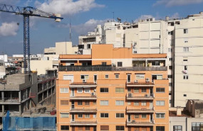 ep archivo una construccion junto a un bloque de pisos en una imagen de archivo ep archivo una construccion junto a un bloque de pisos en una imagen de archivo