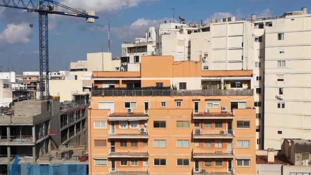 ep archivo   una construccion junto a un bloque de pisos en una imagen de archivo