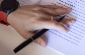 ep archivo una mujer con un boligrafo senala una escritura de compraventa de una hipoteca a 30 de 20230526121304 ep archivo una mujer con un boligrafo senala una escritura de compraventa de una hipoteca a 30 de 20230526121304