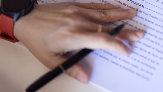 ep archivo   una mujer con un boligrafo senala una escritura de compraventa de una hipoteca a 30 de 20230526121304