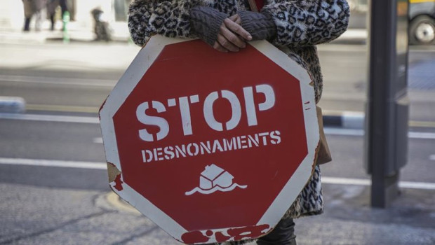 ep archivo una persona sujeta un cartel de stop desnonamients ep archivo una persona sujeta un cartel de stop desnonamients