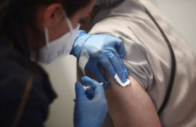 ep archivo una sanitaria inyecta la primera dosis de la vacuna de pfizer contra el coronavirus a ep archivo una sanitaria inyecta la primera dosis de la vacuna de pfizer contra el coronavirus a