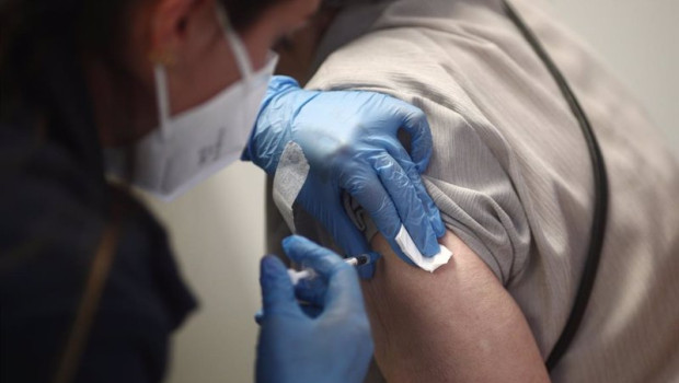 ep archivo   una sanitaria inyecta la primera dosis de la vacuna de pfizer contra el coronavirus a