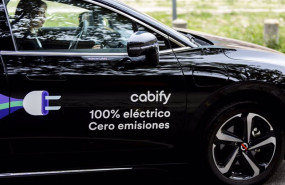 ep archivo   uno de los vehiculos de la plataforma de movilidad cabify con la que se reducen las