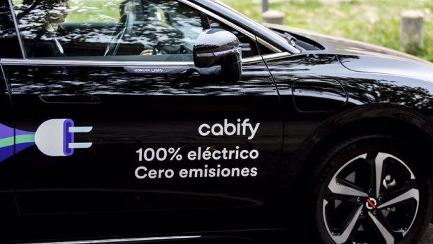 ep archivo   uno de los vehiculos de la plataforma de movilidad cabify con la que se reducen las