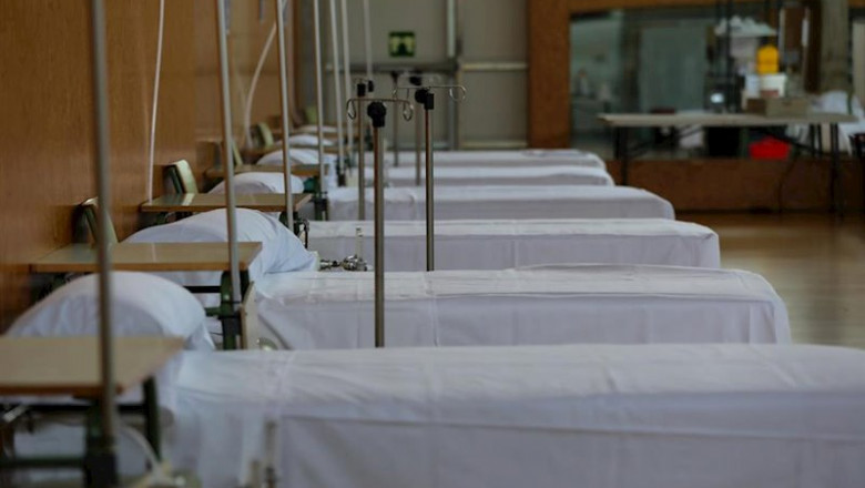 Camas habilitadas por los componentes del Batallón de Zapadores VI de Paracaidistas del Ejército de Tierra en las instalaciones deportivas del Campus Científico Tecnológico de la Universidad de Alcalá de Henares (UAH) como hospital de campaña frente al co | Jesús Hellín - Europa Press ep camas habilitadas por los componentes del batallon de zapadores vi de paracaidistas del ejercito