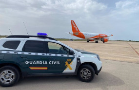 ep coche de la guardia civil en el aeropuerto de menorca con motivo de una amenaza de bomba