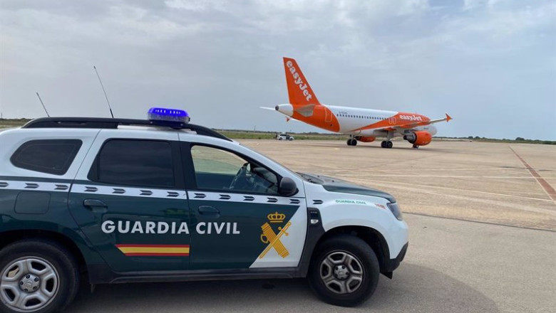 ep coche de la guardia civil en el aeropuerto de menorca con motivo de una amenaza de bomba