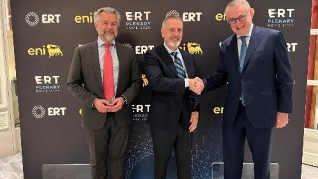 ep de izquierda a derecha el secretario general de la ert anthony gooch el presidente de telefonica