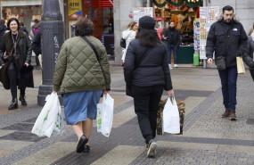 ep dos mujeres con bolsas tras comprar en las rebajas a 5 de enero de 2025 en madrid espana