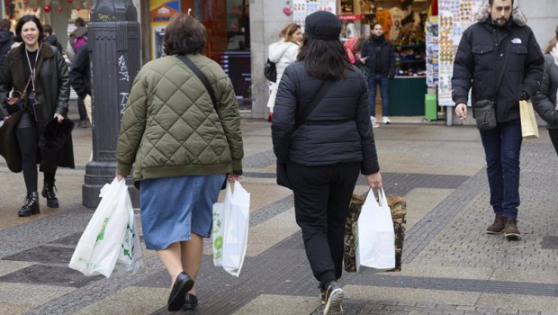 ep dos mujeres con bolsas tras comprar en las rebajas a 5 de enero de 2025 en madrid espana