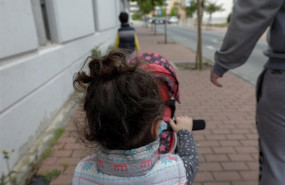 ep dos ninos pasean por la calle junto a su padre durante el segundo dia de desconfinamiento en