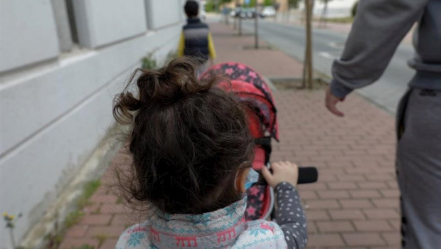 ep dos ninos pasean por la calle junto a su padre durante el segundo dia de desconfinamiento en