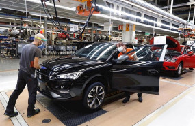 ep dos trabajadores en la linea de produccion del seat leon en la fabrica de martorell barcelona
