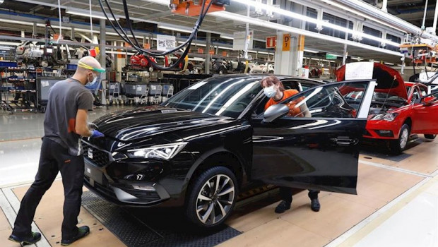 ep dos trabajadores en la linea de produccion del seat leon en la fabrica de martorell barcelona