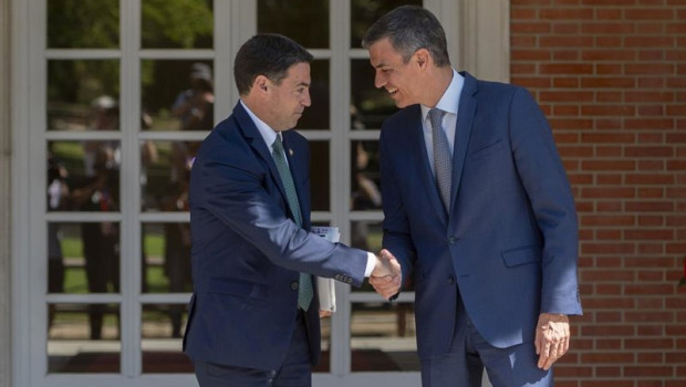 ep el lehendakari imanol pradales i y el presidente del gobierno pedro sanchez d durante un