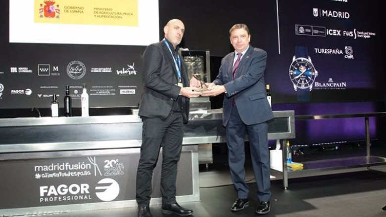 El ministro de Agricultura, Pesca y Alimentación, Luis Planas, entrega premio al chef Luis Alberto Lera en Madrid Fusión | MAPA ep el ministro de agricultura pesca y alimentacion luis planas entrega premio al chef luis alberto