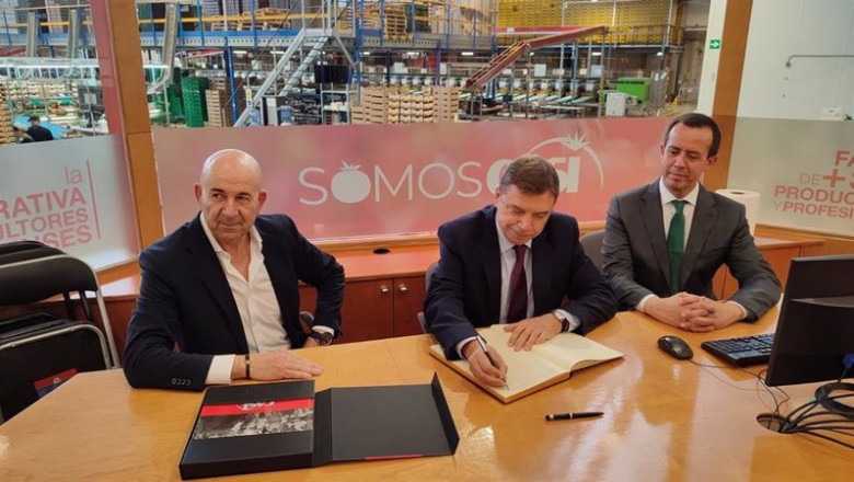 El ministro de Agricultura visita la sede de la cooperativa CASI en Almería. | MAPA ep el ministro de agricultura visita la sede de la cooperativa casi en almeria