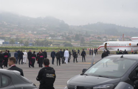 ep el papa leon xiv se dirige al avion falcon prestado por casa real durante la celebracion de la