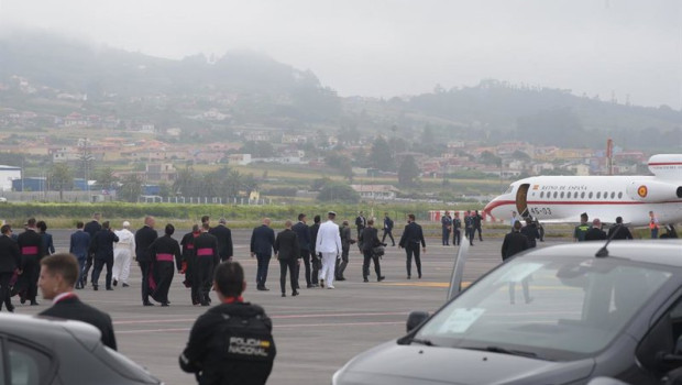 ep el papa leon xiv se dirige al avion falcon prestado por casa real durante la celebracion de la