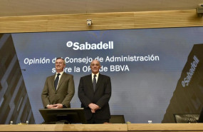 ep el presidente de banco sabadell josep oliu y el consejero delegado cesar gonzalez bueno en rueda