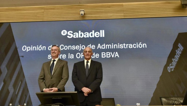 ep el presidente de banco sabadell josep oliu y el consejero delegado cesar gonzalez bueno en rueda