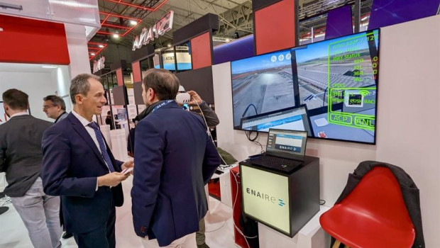 ep el presidente de hispasat pedro duque visita el espacio de enaire en el mobile world congress