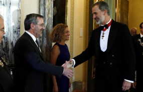 ep el rey felipe vi saluda al presidente del senado manuel cruz durante el acto de apertura del ano