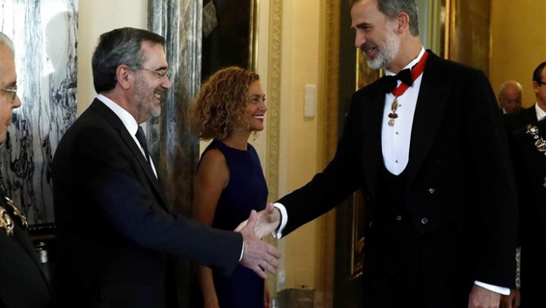 El rey Felipe VI saluda al presidente del Senado Manuel Cruz, durante el acto de apertura del año judicial en el Salón de Plenos del Tribunal Supremo. | Pool ep el rey felipe vi saluda al presidente del senado manuel cruz durante el acto de apertura del ano