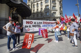 ep empleados del westin palace acuden a una concentracion con una pancarta donde se puede leer no a